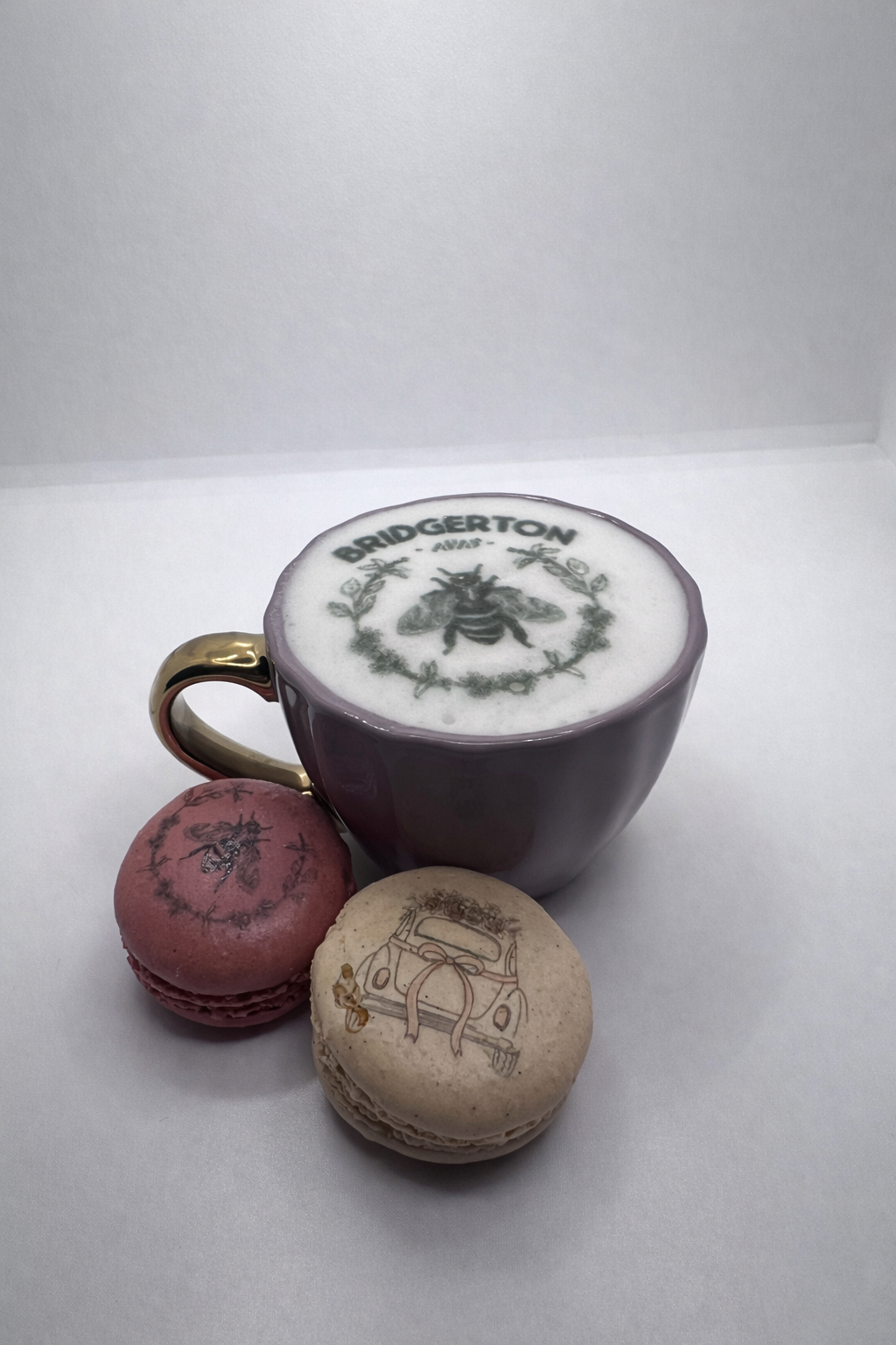 Café imprimé accompagné de macarons personnalisés