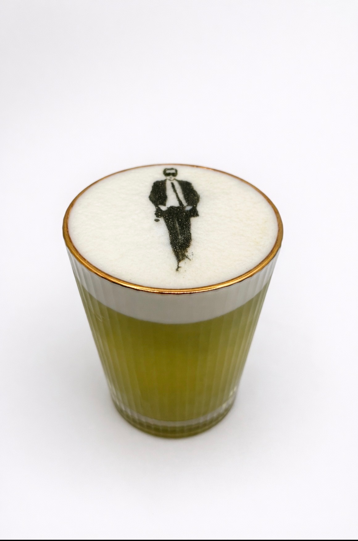 Cocktail signature vert avec silhouette imprimée